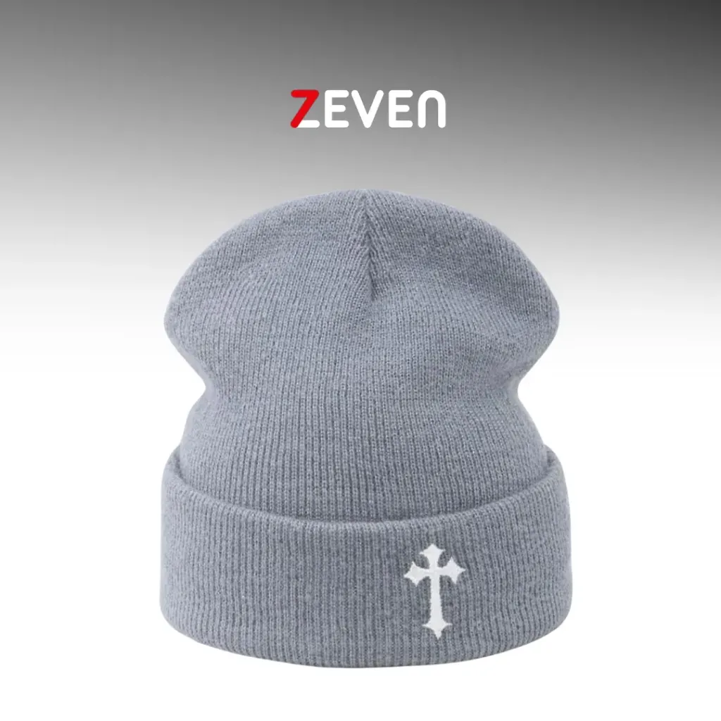 Gorro gris con bordado de cruz