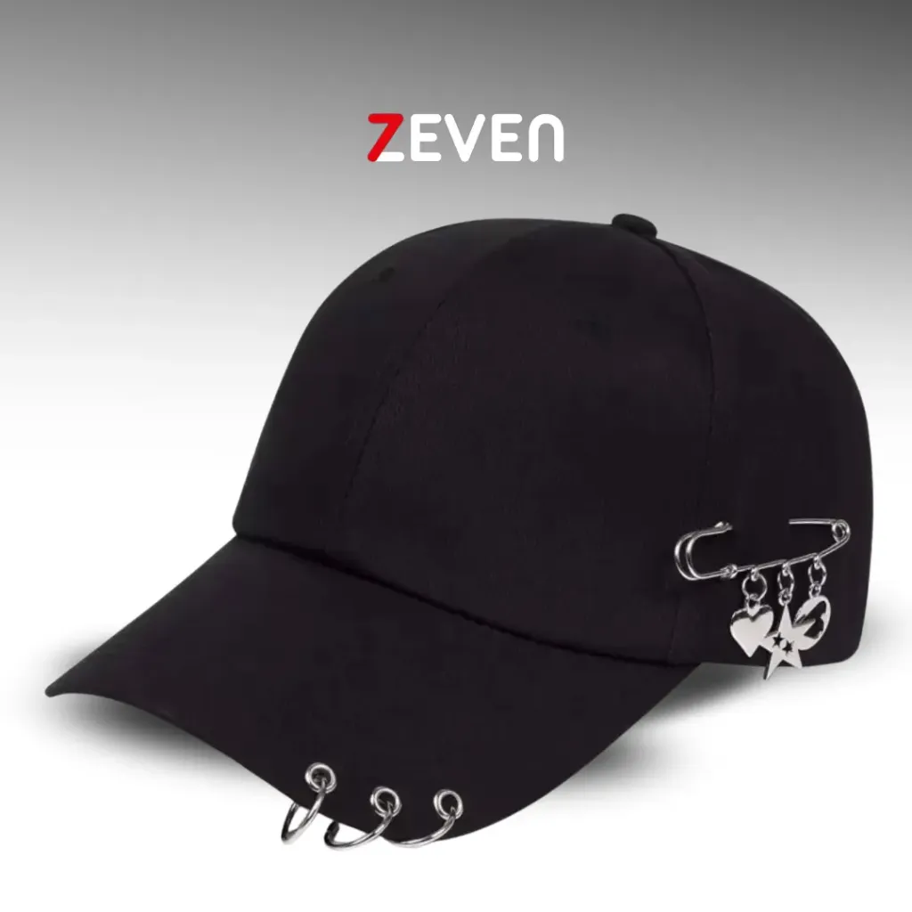 Gorra negra con accesorios