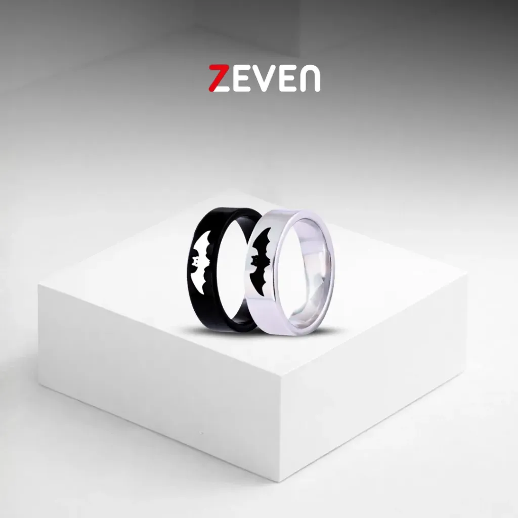 Set de dos anillos (uno plateado y uno negro) detalle de murciélago en el centro.