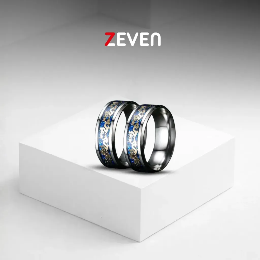 Set de dos anillos con una linea en el centro y detalle de un dragon en el centro.