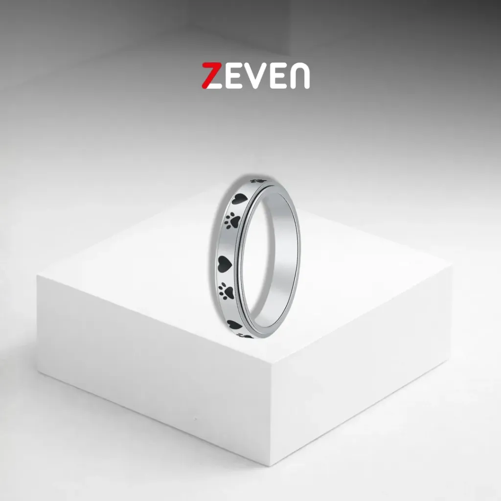 Anillo plateado con huellas y corazones