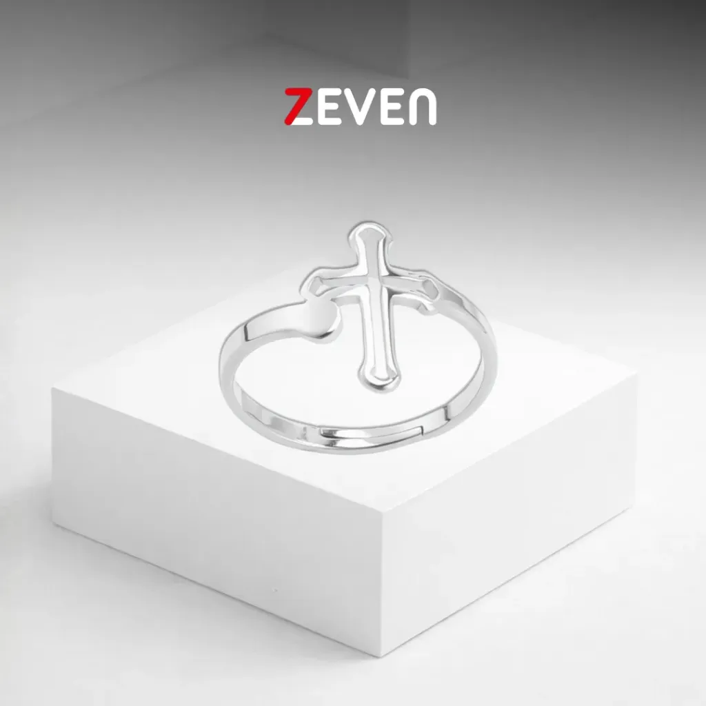 Anillo plateado con forma de cruz