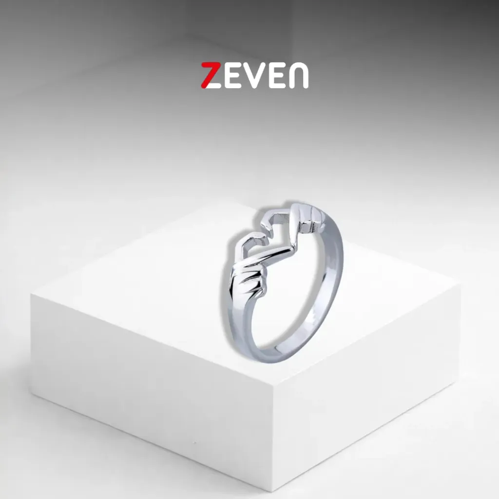 Anillo plateado ajustable con manos en forma de corazon