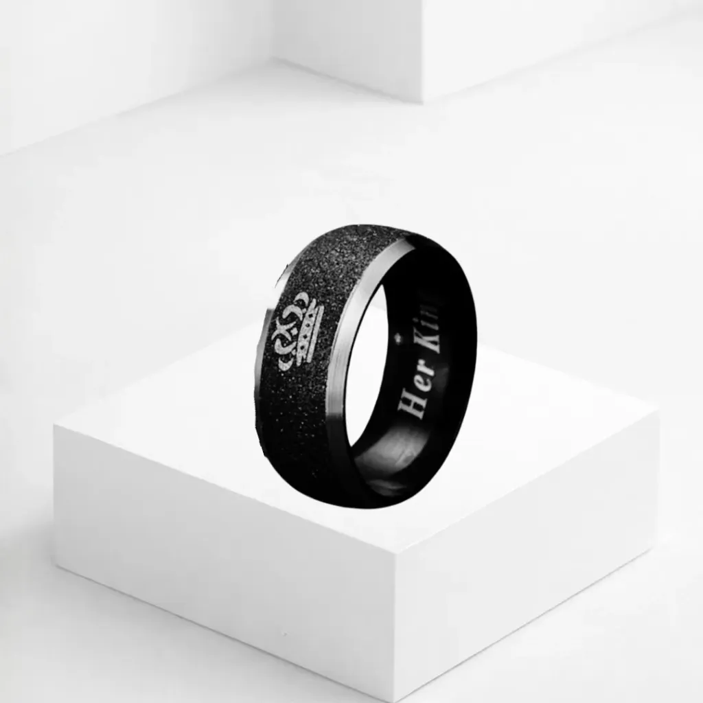 Anillo negro con linea negra texturizada con corona