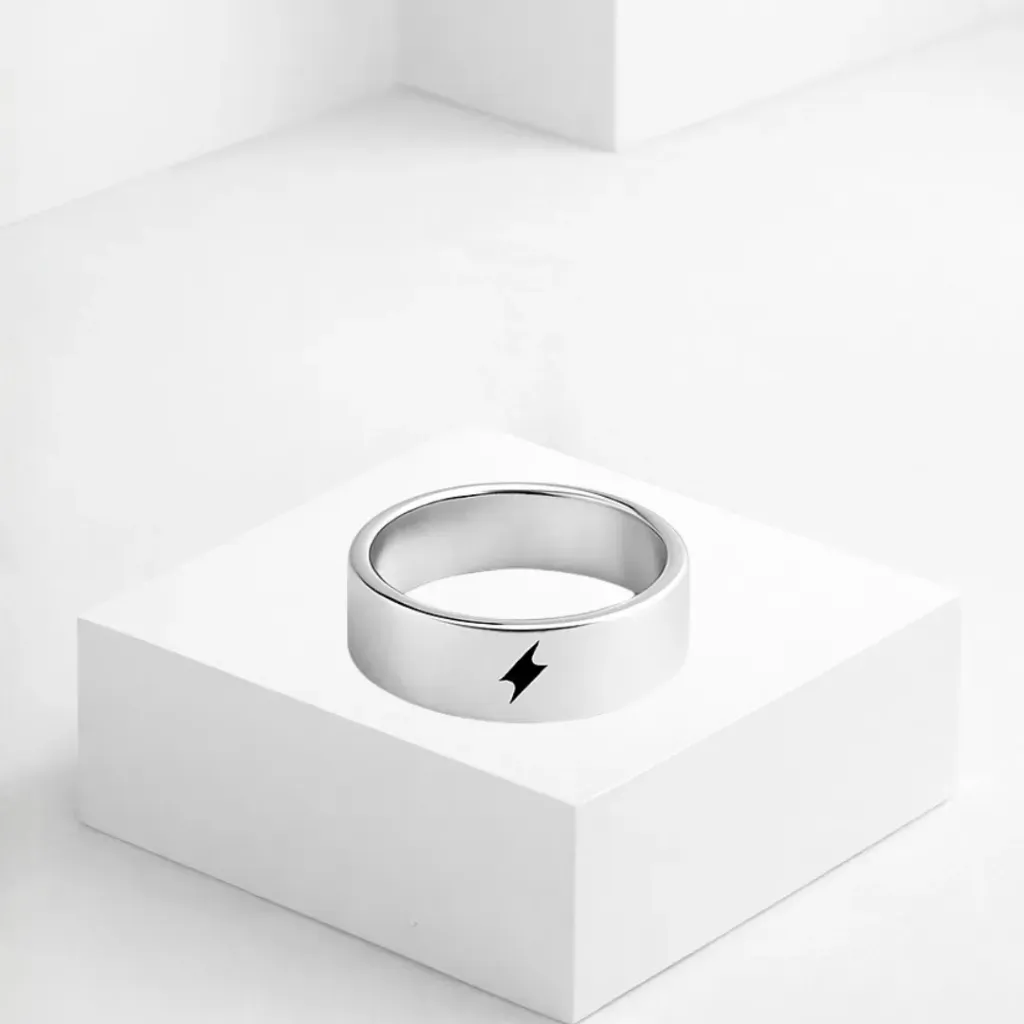 Anillo plateado con imagen de rayo