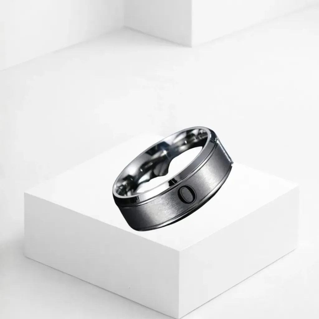 Anillo plateado con linea plateado con imagen "0"