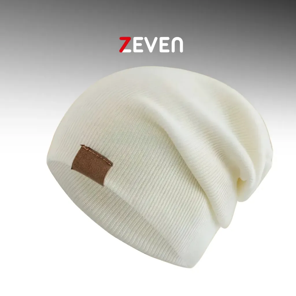 Gorro holgado beige con parche de cuero