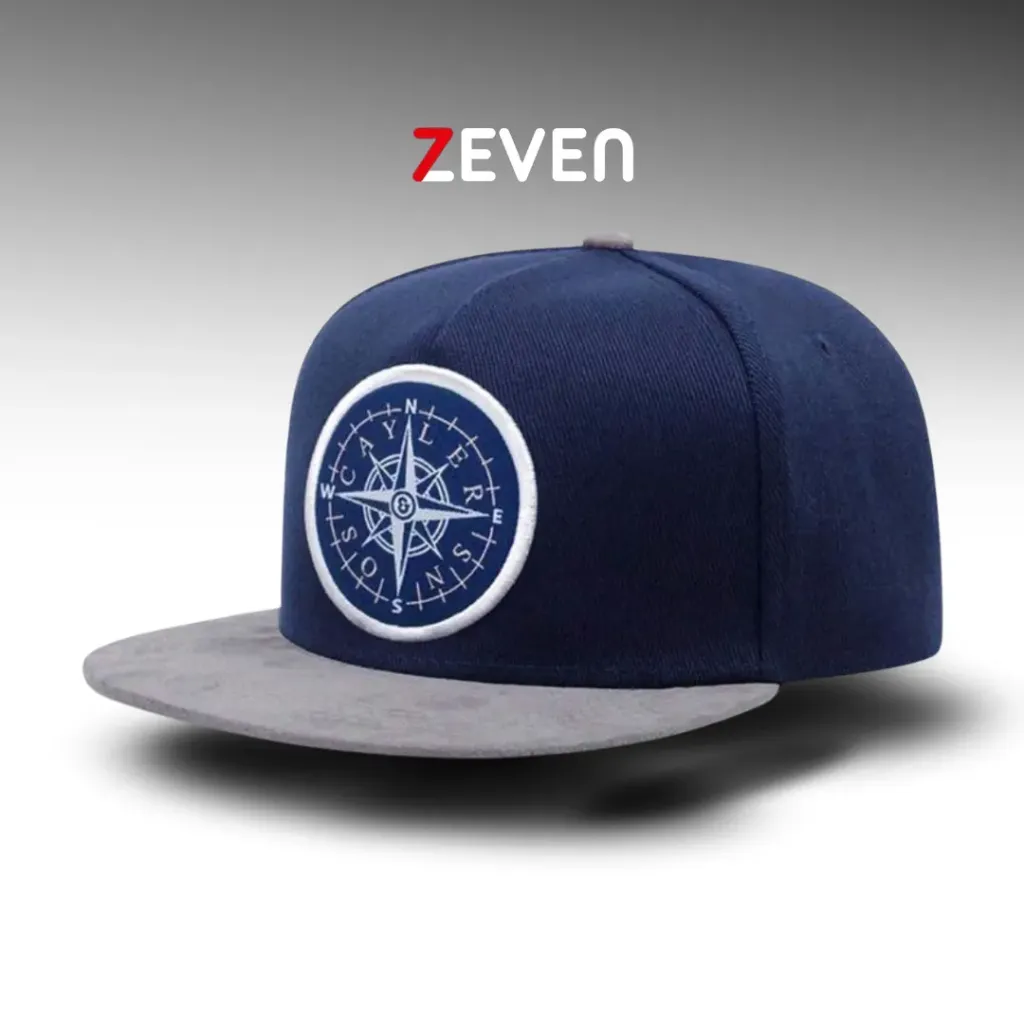 Gorra plana azul con logo se brujula