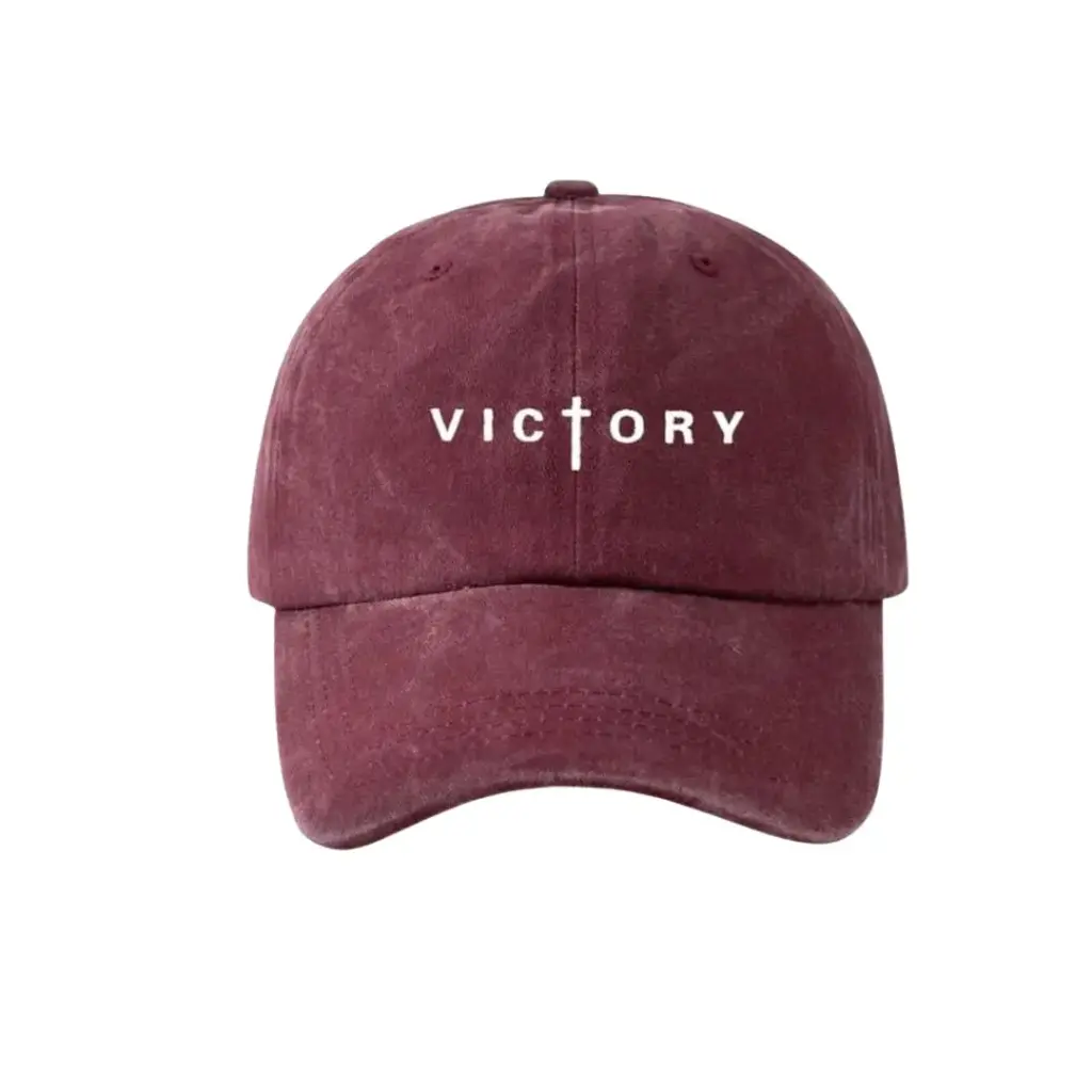 Gorra color vino con estampado VICTORY 