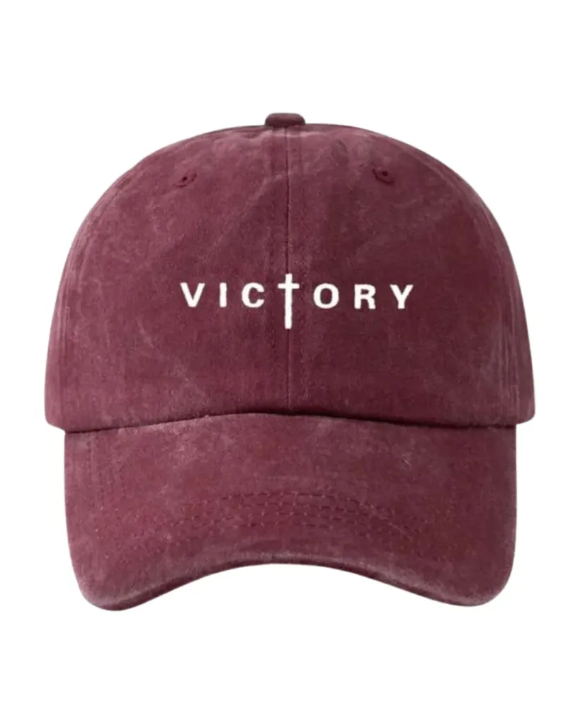 Gorra color vino con estampado VICTORY 