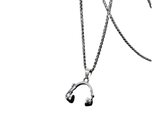 Un collar con dije en forma de auriculares.