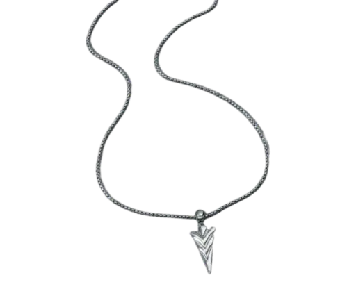 Collar con dije en forma de punta de flecha.