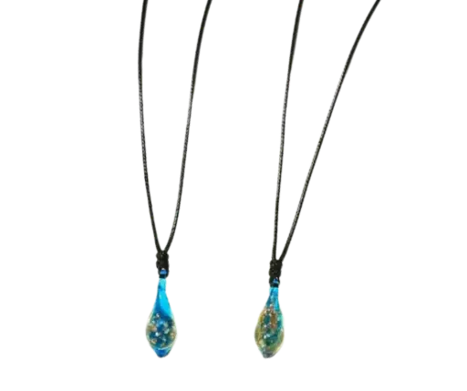 Set de collares con dijes cristal de color azul turquesa con detalles dorados 