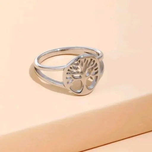 Anillo plateado con forma de roble en el centro