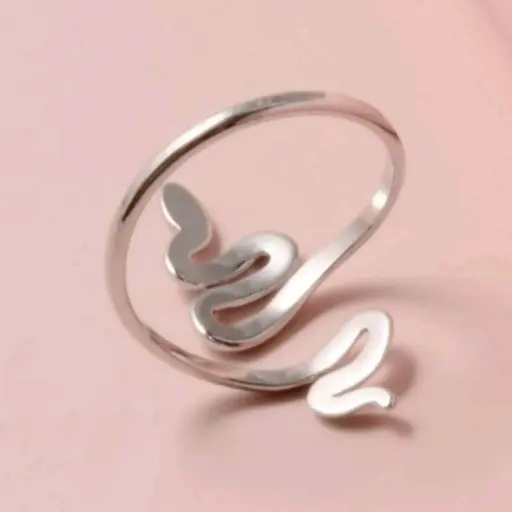 Anillo plateado en forma de serpiente