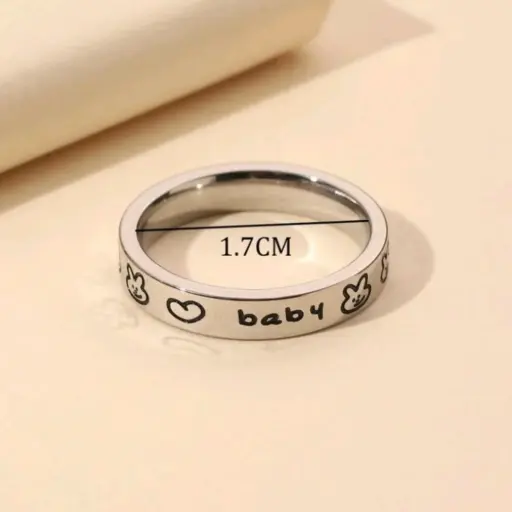 Anillo plateado con grabados de "baby" 