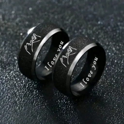 Set de dos anillos negros con linea plateada y grabado "I love you" en plateado