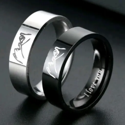 [AD0018] Set de dos anillos, uno negro y otro plateado, con grabado de "I love you" dentro del anillo.