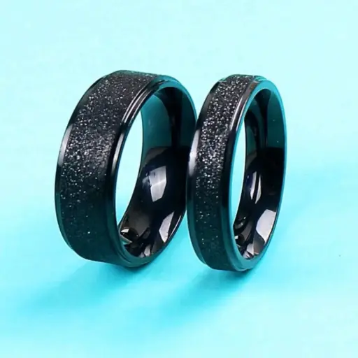 Set de dos anillos negros con linea negra texturizada en el centro