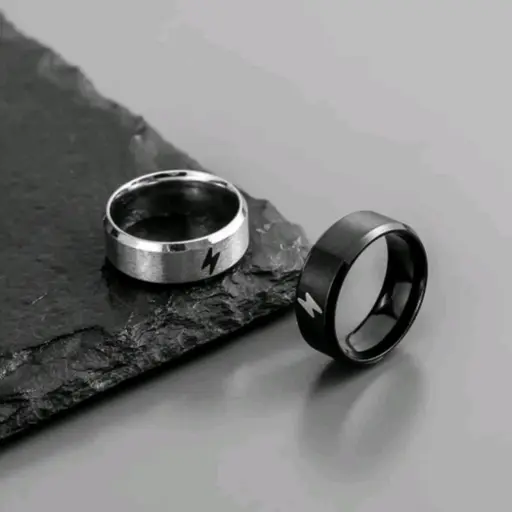 Set de dos anillos (uno dorado y otro plateado) con un rayo en el centro.