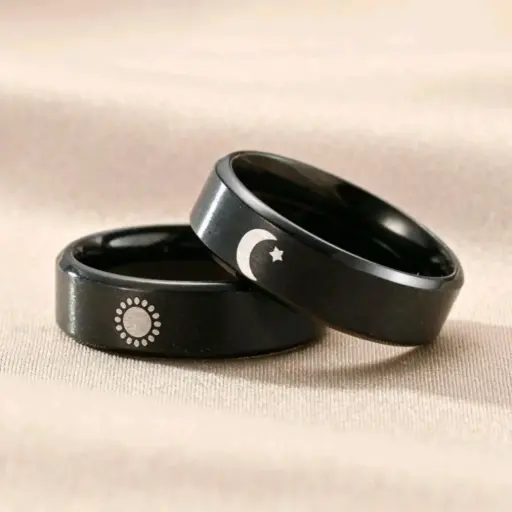 Set de dos anillos negros con la luna y el sol en el centro