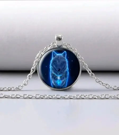 Collar con dije de lobo